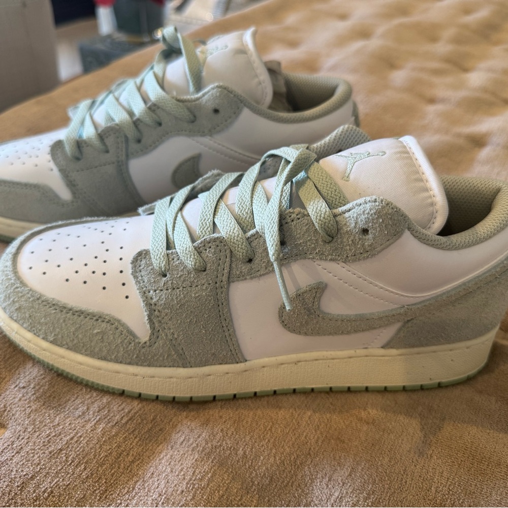 Nike Sneakers in White and Light Green
